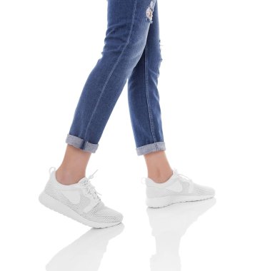 Kot ve spor ayakkabılı kadın bacakları..