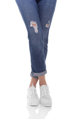 Kot ve spor ayakkabılı kadın bacakları..