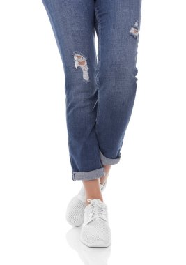 Kot ve spor ayakkabılı kadın bacakları..