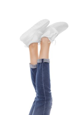 Kadın kaldırdı spor ayakkabı ayaklarda.