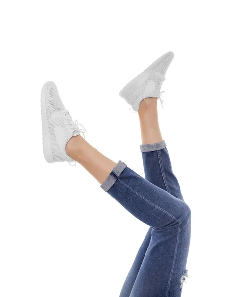 Kvinnliga fötter i sneakers upp. — Stockfoto