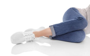 kadın spor ayakkabı ayaklarda.