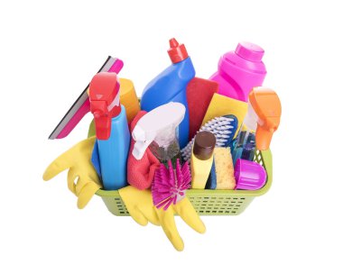 Ev temizlik ürünleri ile sepeti.
