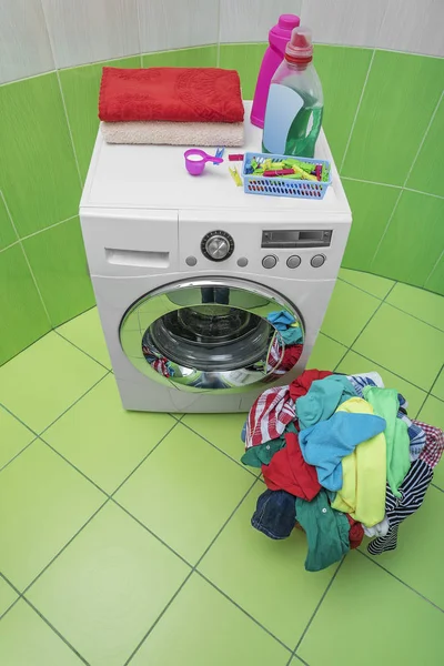 Tvättmaskin och tvättkorg. — Stockfoto