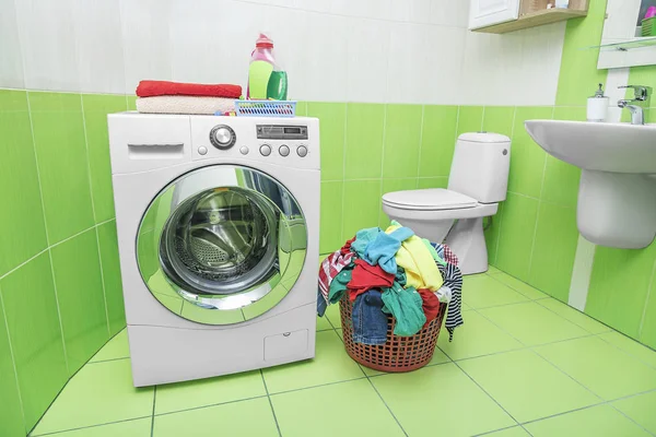 Çamaşır makinesi banyoda.. — Stok fotoğraf