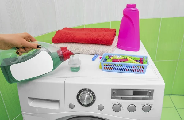 Wasmachine in de badkamer. — Stockfoto