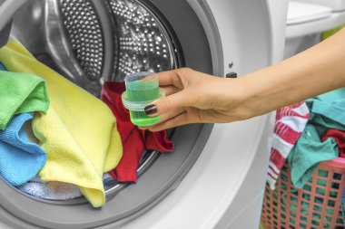 El çamaşır makinesi sıvı toz dökülen.