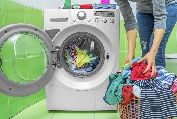 Preparing the wash cycle. — Stock Photo, Image