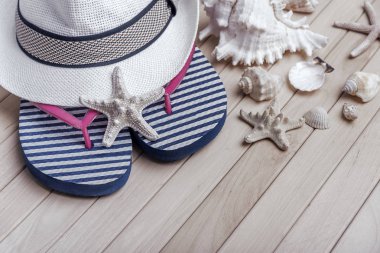 Hasır şapka ve güneş gözlüğü ahşap kurullarında.