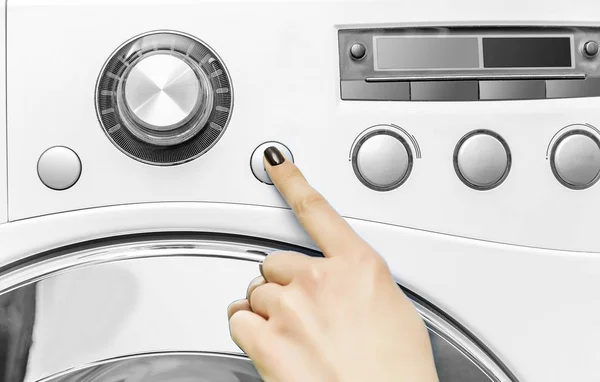 Tangan Womans menekan tombol pada mesin cuci . — Stok Foto