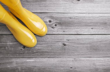 Ahşap kurullarında sarı lastik çizmeler.