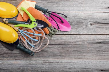 Lastik çizmeler ve Bahçe aletleri.