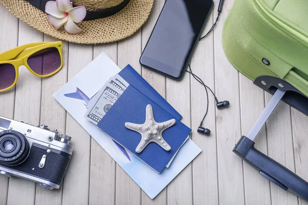 Maleta y pasaporte y sombrero y gafas de sol . — Foto de Stock