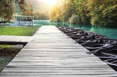 Ahşap tekneler sahile tarafından park edilmiş.