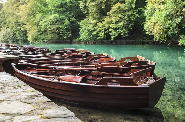Деревянные лодки припаркованы у берега . — стоковое фото