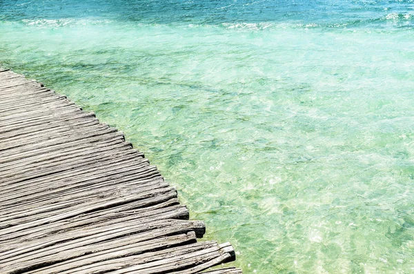 Suyun üzerindeki tahta köprü.