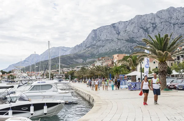 Parcheggio di barche e yacht a Makarska, Croazia . — Foto Stock