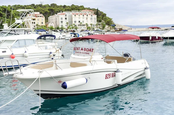 Parken von Booten und Yachten in Makarska, Kroatien. — Stockfoto