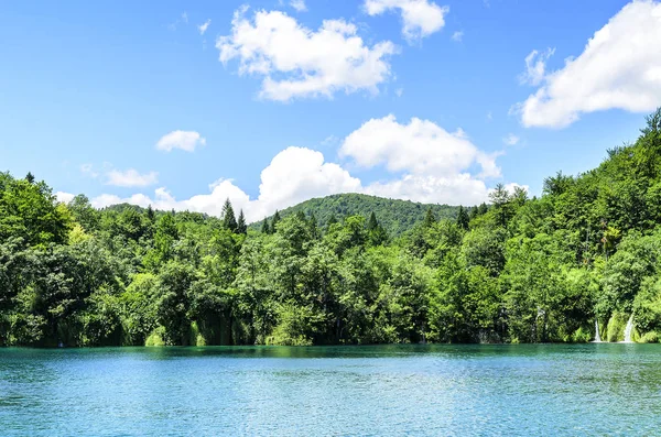 Lago no Parque Nacional Plitvice . — Fotografia de Stock