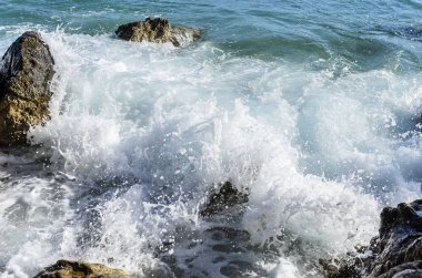 Dalga deniz taşları hakkında bozuldu.