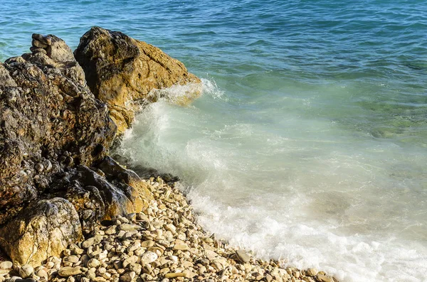 Dalga deniz taşları hakkında bozuldu.