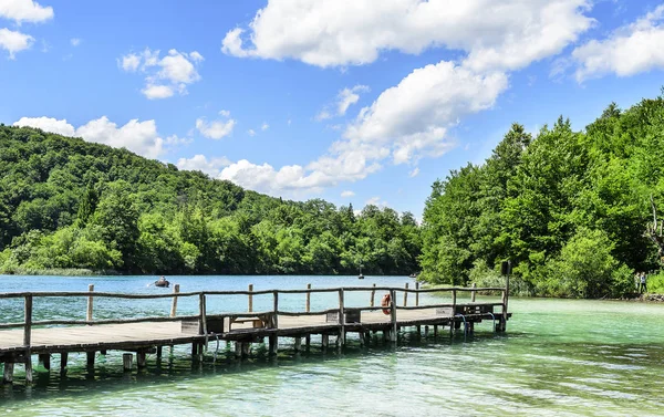 Cais de madeira nos lagos de Plitvice . — Fotografia de Stock