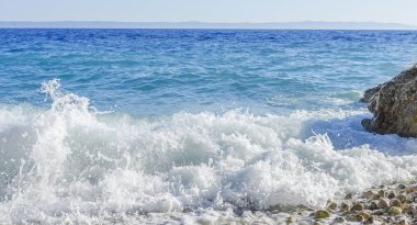 Dalga deniz taşları hakkında bozuldu.