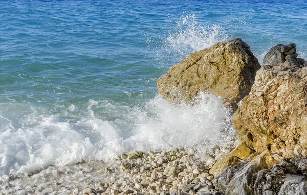 Dalga deniz taşları hakkında bozuldu.