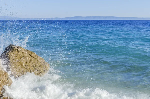 Dalga deniz taşları hakkında bozuldu.
