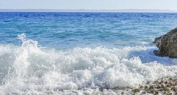Dalga deniz taşları hakkında bozuldu.