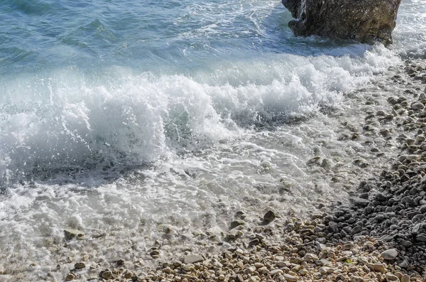 Vague de la mer est cassé sur les pierres . — Photo