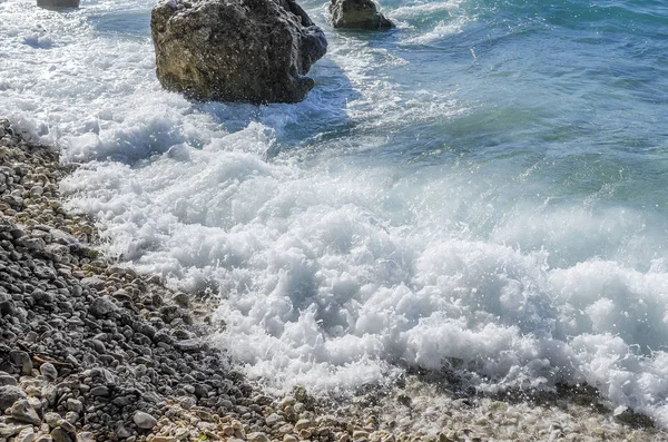 Vague de la mer est cassé sur les pierres . — Photo