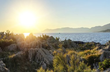 Denizde gün batımı.