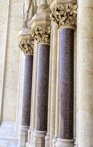 Antiguas columnas cerca de la pared . — Foto de Stock