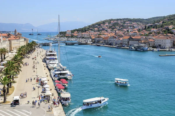 Quay şehrin Trogir, Hırvatistan.