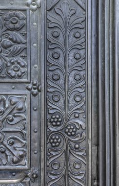 Kapıdaki antika dövme unsurları.