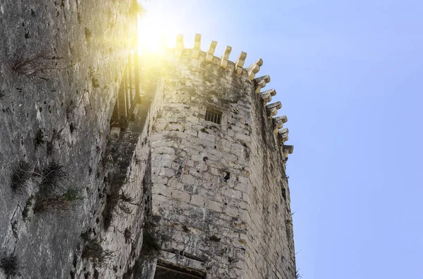 Toren van de vesting Kamerlengo Trogir, Kroatië. — Stockfoto