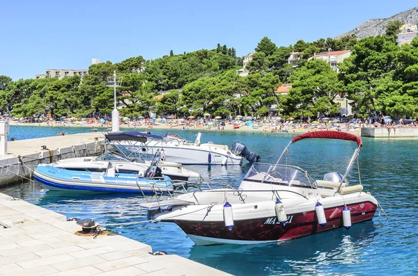 Parken von Booten und Yachten in brela, Kroatien. — Stockfoto