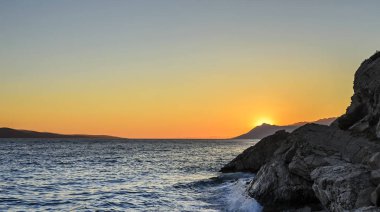 Denizde gün batımı.