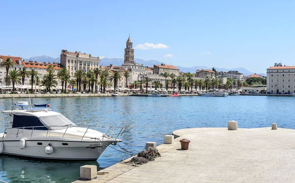 Estacionamento para iates e barcos em Split, Croácia . — Fotografia de Stock