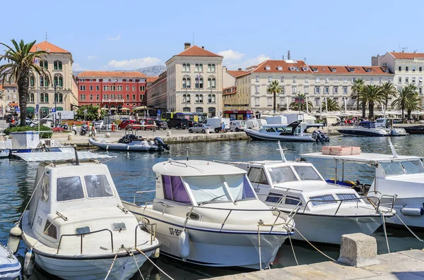 Estacionamento para iates e barcos em Split, Croácia . — Fotografia de Stock