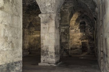 Bodrum Kalesi'nde terk edilmiş.