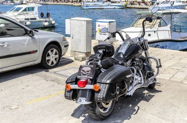 Park yerinde limanda Harley Davidson Motosiklet.