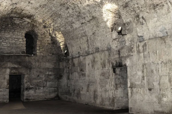 Bodrum Kalesi'nde terk edilmiş.