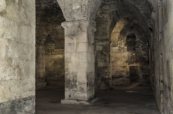 Bodrum Kalesi'nde terk edilmiş.