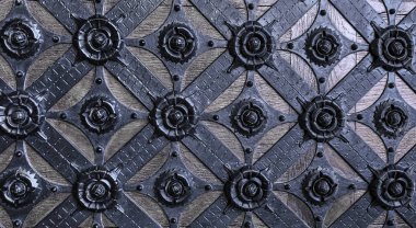 Kapıdaki antika dövme unsurları.