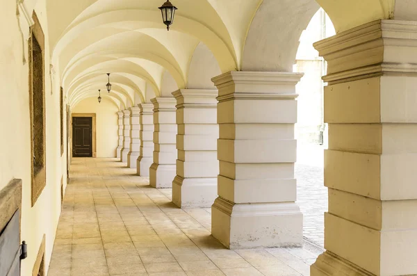 sütunları binanın cephesinde.