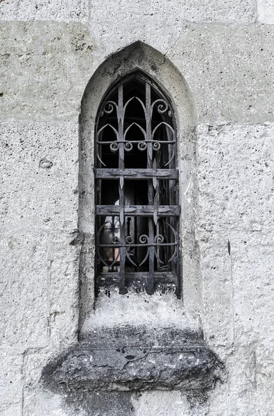 Oude venster in het kasteel. — Stockfoto