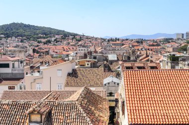 Eski şehirde evlerin çatıları.