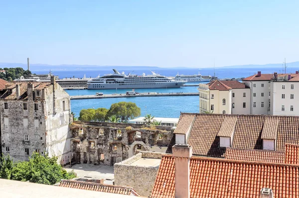 Split, Hırvatistan'daki evlerin çatıları.